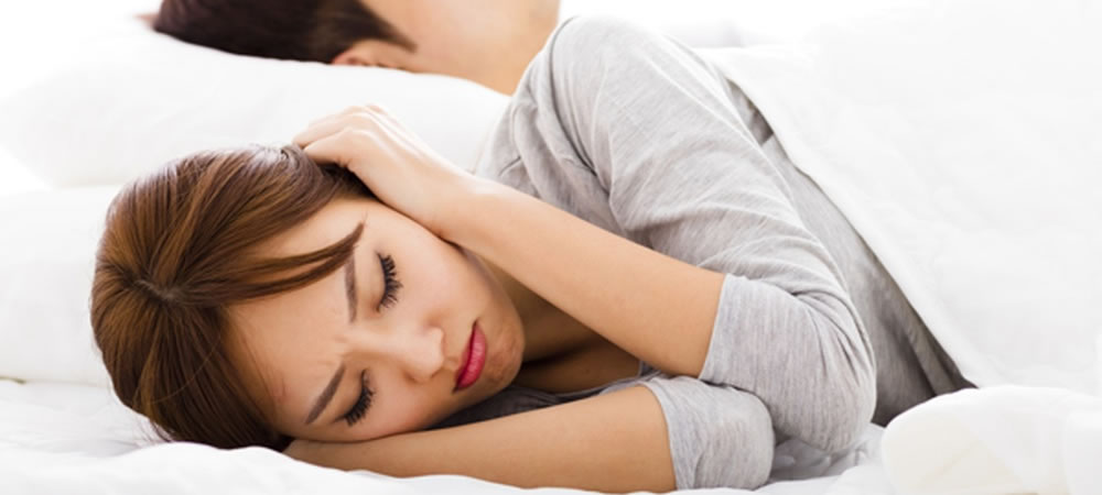 睡眠時に歯ぎしりが起こる原因と予防方法とは？